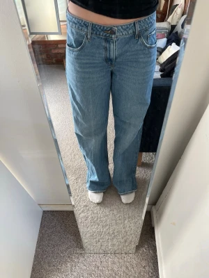 Levi's low loose jeans  - Säljer ett par klassiska ljusblå jeans från Levi's med rak passform och låg midja. Storlek 32x32 Har använts ett fåtal gånger. Inget slitage. Nypris 1299kr. Fråga, ställ! 