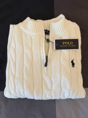 Vit stickad tröja Polo Ralph Lauren - Stickad vit tröja från Polo Ralph Lauren i storlek M med halv dragkedja. Skicka gärna prisförslag och fråga frågor!🥰