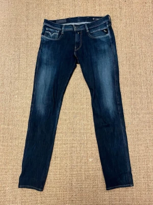 Mörkblå Replay anbass 32/34 - Replay anbass jeans i gott skick. Tveka inte att ställa frågor