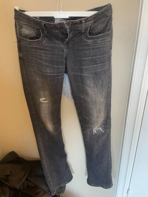 Grå jeans från ltb  - Snygga grå jeans från Valerie med slitningar på båda benen och en tvättad look!! Strl 28/34!! Pris kan diskuteras!!🩷🩷🩷