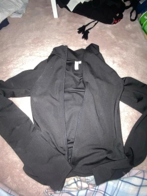 Svart kofta  - svart kofta använd ett få tal gånger bra skick dm mig om du vill se hur den sitter på.