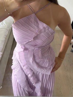 Klänning - Helt ny, endast testad!! Har även slits framtill som inte syns på bilderna. Lite liten i storleken🩷