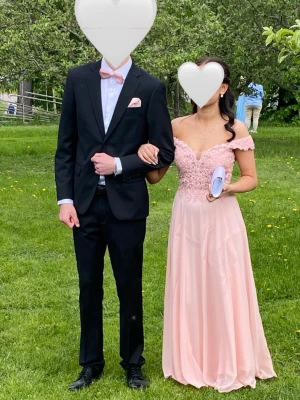 Balklänning  - Säljer nu min balklänning som jag använt en gång 2023. Klänningen är sydd efter min längd 156+5cm för klack. Övriga mått är en xs-s, Jätte fint skick köptes för 8000kr🫶🏻