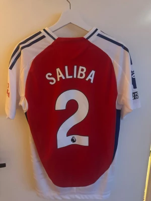 Arsenal Hemmatröja 24/25 med Saliba - Storlek L, Använt 1-2 gånger, Inte äkta men otroligt bra kvalite!