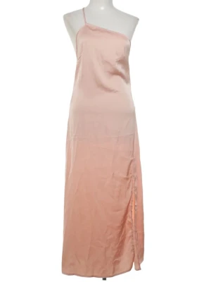 Ljusrosa långklänning med slits - Snygg ljusrosa långklänning i satinliknande material med oneshoulder och öppen rygg. Klänningen har en smal axelrem och en slits på sidan som ger en extra touch. Perfekt för dig som vill sticka ut med en elegant och trendig look.
