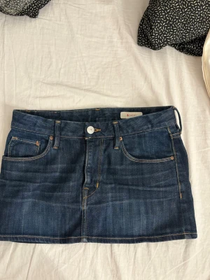 Fin kjol  - Jätte fin kjol köpte på Vinted så vet tyvärr inte märket eller stolek då lappen är bort klippt men midjemått 35-36 rakt över men man kan göra den tajtare, skulle säga att de motsvarar XSS❤️ finns möjlighet att köpa via Vinted heter hallin210 där❣️ den är billigare på Vinted❤️