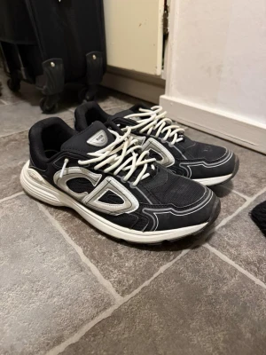 B30 skor  - Skorna är i gott skick feta till sommaren och riktigt bekväma att gå i.