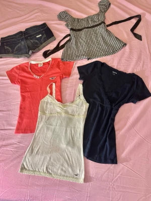 Vit spetslinne från Hollister - En kollektion med kläder från 2000-talet från märket Hollister kommer snart upp på min sida. Om du vill reservera ett plagg, vänligen kontakta mig privat.