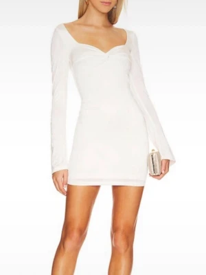 Fin klänning - Sååå fin klänning perfekt nu till studenten😍 Storlek S! Nyskick med lapp kvar! Långa ärmar, perfekt längd och formar kroppen fint! Nypris 1000kr säljer direkt för 499kr via köp nu!😍😍💞