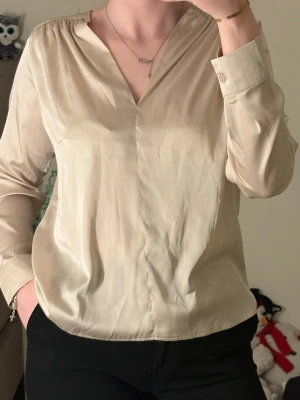 Champagnefärgad Satinblus  - Superfin blus i satinliknande material i storlek S. Superfint skick