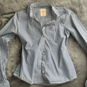 Hollister skjorta - Snygg blå skjorta från Hollister😻Såå 2000s stil!! Storlek:XS,S!! Om ni har frågor skriv💕💕