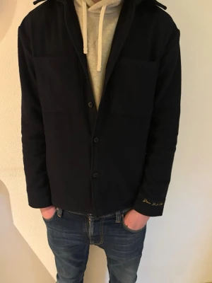 Donce De La Sense Overshirt - Säljer en eftertraktad Donce De LA Sense overshirt|Stolek XS sitter mer som en S| Den är i 100% ull. Ny pris 1700kr|skick 9/10|  skriv vid intresse.