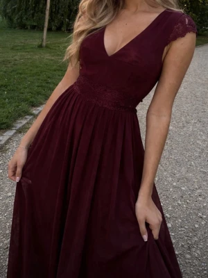 Vinröd balklänning - I nyskick. Endast använd en gång på min bal. Inga fläckar eller skavanker.  Slutsåld- går inte att köpa på hemsidan längre. Är beställd ifrån bubbleroom men märket är MOMENTS. Nypris- 1200kr I storlek 36. Och den är true to size.  Jag är 172 cm.  Det är foder under hela klänningen, så den är inte genomskinlig. Går lätt att ha bh under.  Perfekt för bal, avslutningsmiddag och sittningar. Bara skriv om du har några frågor eller vill ha mer bilder<3