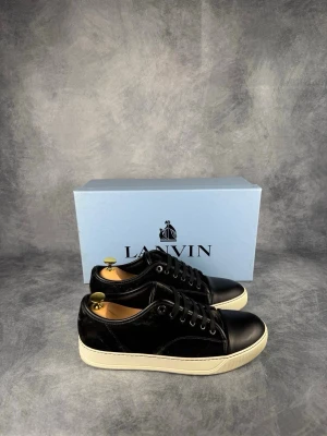 Lanvin DBB1 Nappa Captoe Sneaker - Skick: 10/10, sprillans nya med låda kvar | Ingår: Skor och låda 😊 | Nypris +- 5000 sek | Sjukt stilrena och perfekta nu till våren och sommaren! | Hör gärna av dig om du har några frågor och följ för andra snygga plagg! 🍾🍾