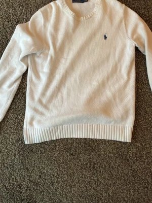 Vit stickad tröja från Polo Ralph Lauren - Stickad tröja från polo Ralph lauren i storlek S