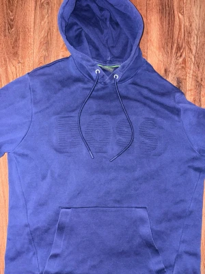 BOSS   Blå hoodie från BOSS med huva - BOSS storlek S BLÅ 