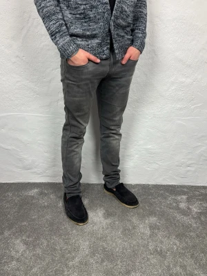 Replay jeans  - Ett par riktigt snygga jeans från Replay i storlek W33 L34 i modellen anbbas hyperflex 