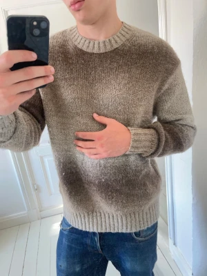 Selected stickad tröja  - Selected stickad tröja - stor på modellen . Inga defekter! Modellen i bilderna är 180 cm 75 kg och bär Storlek M , Kom med frågor! 🌟 (Kan gå ned i pris vid köp av paket 😉) 