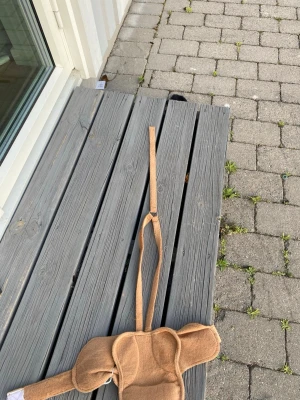 Leksakssadel!  - Säljer en leksakssadel i bra skick. Sadeln har en grön tråbit som kan tas bort. Använt några ggr🥰 