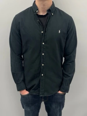 Ralph Lauren skjorta - Storlek M slimfit, en liten fläck på bakre höger ärmen. Inget man ser på längre håll eller något man tänker på, annars är den väldigt fint skick.