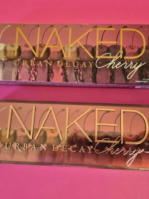 Urban Decay Naked Cherry Palette - Urban Decay Naked Cherry ögonskuggspalett med 12 nyanser i rosa, bäriga och neutrala toner. Paletten har både matta och skimrande skuggor, perfekt för att skapa allt från mjuka till mer dramatiska looks. Kommer i en snygg förpackning med spegel och borste. Testad en gång ca 3 skugor har testats en gång.