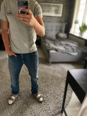 LTB Blå Jeans - Säljer ett par blå jeans med rak passform och klassisk femficksdesign. Jeansen har normal midja och är tillverkade i denim. Perfekta för en avslappnad och stilren look. Passar dig som gillar enkel och tidlös stil. W32 L32