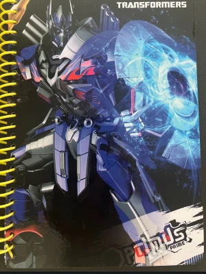 Transformers Prime anteckningsbok - Säljer en cool anteckningsbok med Transformers Prime-motiv. Omslaget har en färgstark bild av Optimus Prime i blått, svart och rött. Spiralbunden med gul plastspiral och linjerade sidor med tryckta Transformers-grafiker. Perfekt för anteckningar eller skisser.