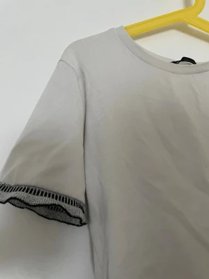 Slutsåld t-shirt - Enkel t-shirt från zara, perfekt till alla outfits