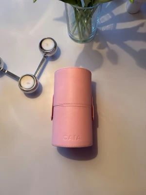 CAIA brush holder case - Rosa fodral som är slutsålt på CAIAs hemsida. Nypris 345 kr. Har fått en repa på ovansidan.