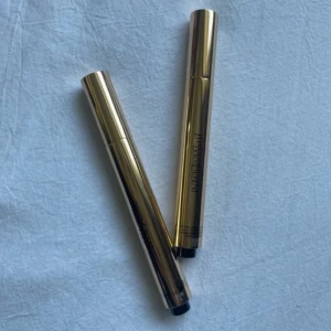 YSL Touche Éclat concealer - En concealer från Yves Saint Laurent i den ikoniska guldpennan. Touche Eclat HIGH COVER !! Radiant concealer high coverage. Pennan har en borste och är enkel att använda. Bägge är i färgen 1 Porcelain. ENDAST EN KVAR!!!