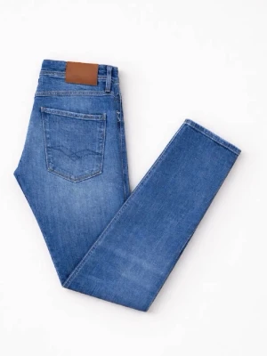 Replay anbass - Snygga blå slim fit jeans med klassisk femficksdesign och en bakficka med diskret söm. Jeansen har en brun patch vid linningen och är tillverkade i ett mjukt denimtyg som ger en bekväm känsla. Perfekta för en avslappnad och trendig look.