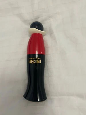 Moschino Cheap & Chic parfymflaska - Moschino Cheap and Chic EdT - Eau de toilette. En doft som kombinerar fräschör med en blommig och träig karaktär. Passar för daglig användning. Knappt använt. Parfymen är 50ml