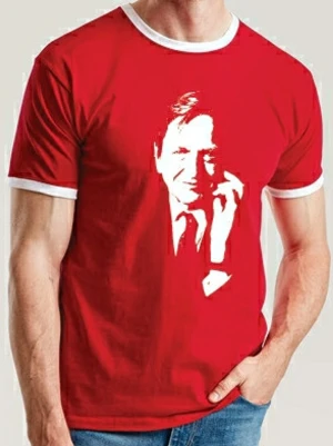 Olof Palme Röd t-shirt med vit tryck Storlek: Smal - Cool röd t-shirt med vit kontrast vid krage och ärmar. Olof Palme fram I vitt. Storlek: Smal