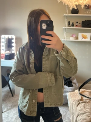 Grön  jeansjacka från Zara - Snygg grön jeansjacka från Zara med klassisk krage, bröstfickor och knäppning framtill. Jackan har en avslappnad passform och är tillverkad i jeansmaterial. Perfekt för att lyfta din outfit med en cool touch. Knappt använd💕