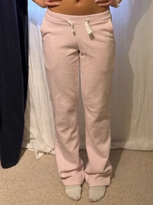 Ljusrosa mjukisbyxor från Gina Tricot  - Ljusrosa mjukisbyxor från Gina tricot i strl XS 14+