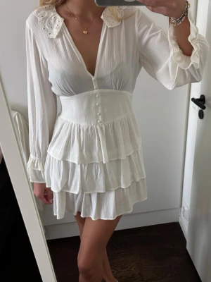 Vit volangklänning Zara - Supersöt vit kortklänning med volanger från Zara. Passar toppen till studenten eller bara en fin sommarklänning. Nypris 500kr, säljer för 100kr🌸