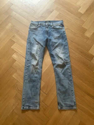 Replay Jeans - Säljer ett par klassiska blå jeans från Replay med rak passform och fem fickor. Jeansen har en ljus tvätt med subtila slitningar och är tillverkade i bomull. Rekommenderar byxorna för längderna 163-166 cm 