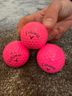 Tre rosa golfbollar från Callaway - Säljer tre snygga rosa golfbollar från Callaway. Bollarna har klassisk dimple-design och är märkta med siffrorna 1, 2 och 4. Perfekta för dig som vill sticka ut på golfbanan med färgglada bollar. Skriv pris o så så diskuterar vi de