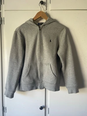 Grå zip hoodie från Polo Ralph Lauren - Hallå! Säljer nu min Ralph Lauren zip tröja som knappt är använd, köpt för 1200+. Skick 9/10 helt utan defekter. Pris kan diskuteras. Hör av er vid frågor. 👌