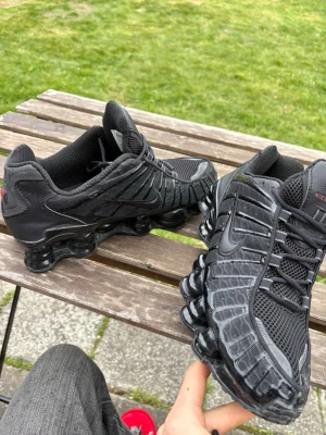 Nike Shox TL svarta - Säljer ett par svarta Nike Shox TL i nyskick använda mindre än 5 gånger.