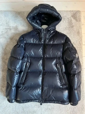 💫Moncler Ecrins💫 - Hej! Säljer denna sjukt snygga Moncler jackan i modellen Ecrins. Storlek 0 vilket motsvarar XS/S. Jättefint skick, använd fåtal gånger. Nypris 19.000kr Hör av er vid frågor eller funderingar💫🙌