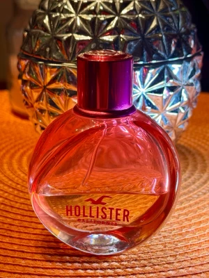 Hollister Wave 2 parfym  - Fräsch parfym Wave 2 från Hollister Perfekt för dig som gillar en söt och fruktig doft med en kalifornisk vibe. 40% kvar i en 50ml flaska. För mängd se även bild. 