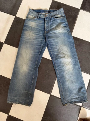 Nudie jeans Loud Larry - Säljer nu mina asfeta Loud Larry jeans. Riktigt eftertraktade och extremt bekväma och sköna byxor som ger en slapp känsla. Snygga på sommaren. W31 L32. Nypris 1800 kr, säljer för 690 kr.