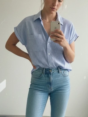 Blue striped oversized shirt - Ljusblå/vit randig skjorta med oversized fit och kort ärm. Superfin till jeans, linneshorts eller över ett vitt linne 🌤️Väldigt Pinterest/Copenhagen style vibe. Mycket bra skick!