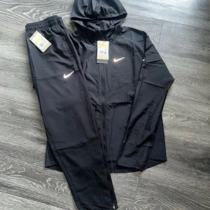 Svart Nike tracksuit - Helt ny Nike tracksuit kommer med tags och passar dig som är runt 180!