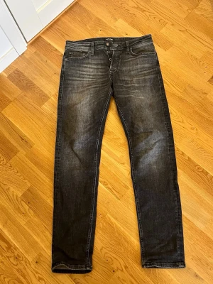 Jack and Jones jeans  - Jätte schysta Jack and Jones jeans, extremt bra skick och passar med nästan allt. Storleken är 31 i midjan och 34 i längden, bara att skriva vid frågor.