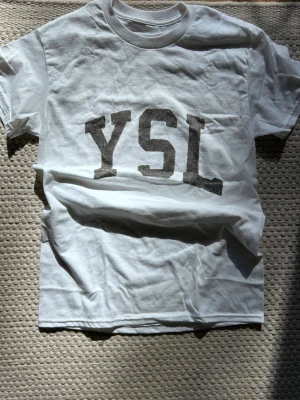 Ysl T-shirt -  Hej och välkomna till Liljestrands Jag säljer nu en vit YSL t-shirt storlek S inga defekter eller så osäker på äkthet därav priset kom med frågor och så vidare så hörs vi. MVH Liljestrand