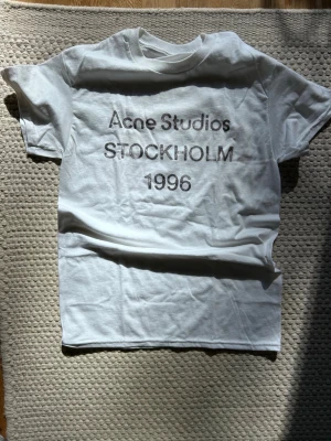 Acne t shirt - Hej och välkommen till liljestrands nu säljer vi en acne t shirt i mysket bra skick inga defekter storlek S osäker på äktehet därav priset mvh liljestrand