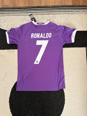 Ronaldo real madrid tröja - Helt ny i storlek M men skulle nog säga passar L.dm vid intresse