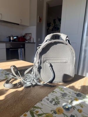 Grå miniryggsäck från galvani - Snygg liten grå ryggsäck, ny pris 1000kr. Har använts 2 gånger❤️